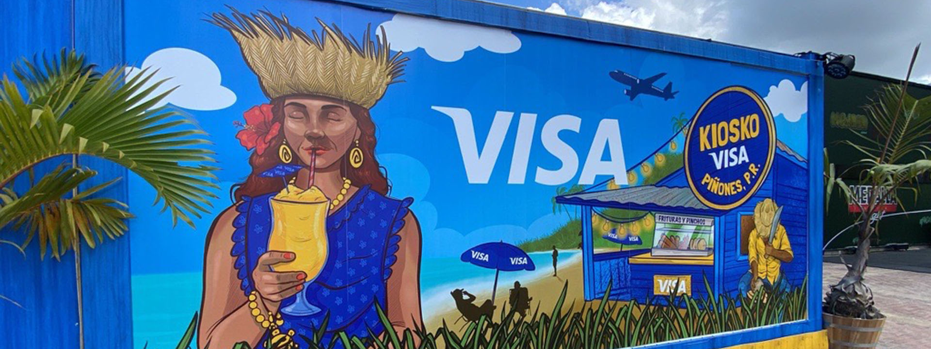 Mural de una mujer en la playa