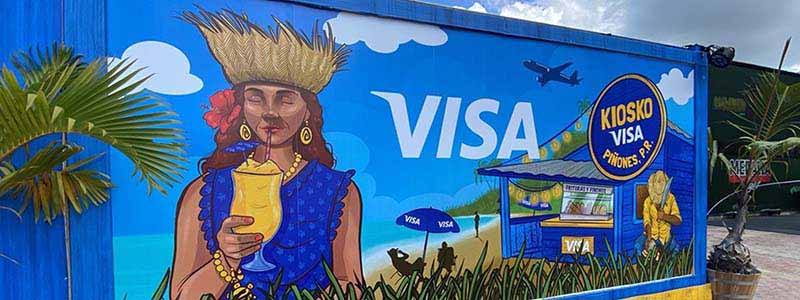 Mural de una mujer en la playa