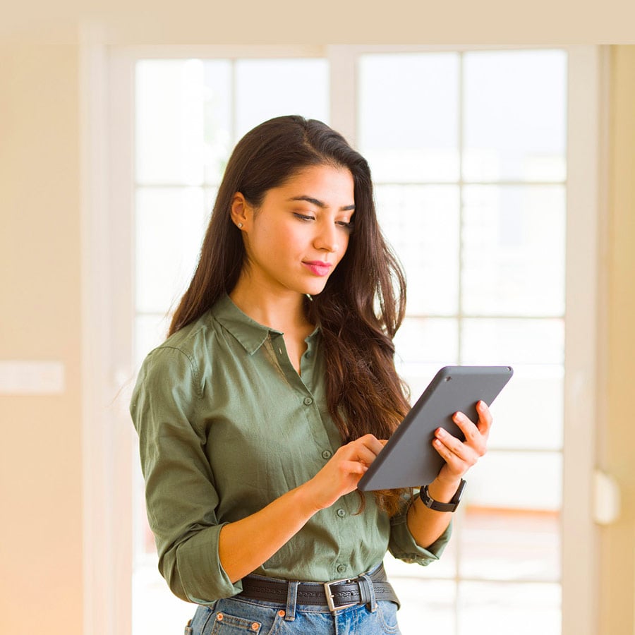 Mujer usando una tablet