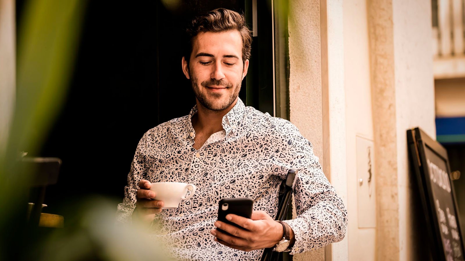 Hombre mirando su telefono